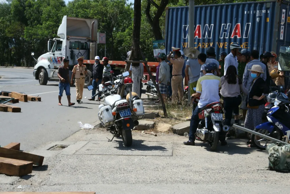 Đà Nẵng: Lật xe đầu kéo chở gỗ, giao thông tê liệt nhiều giờ ảnh 1