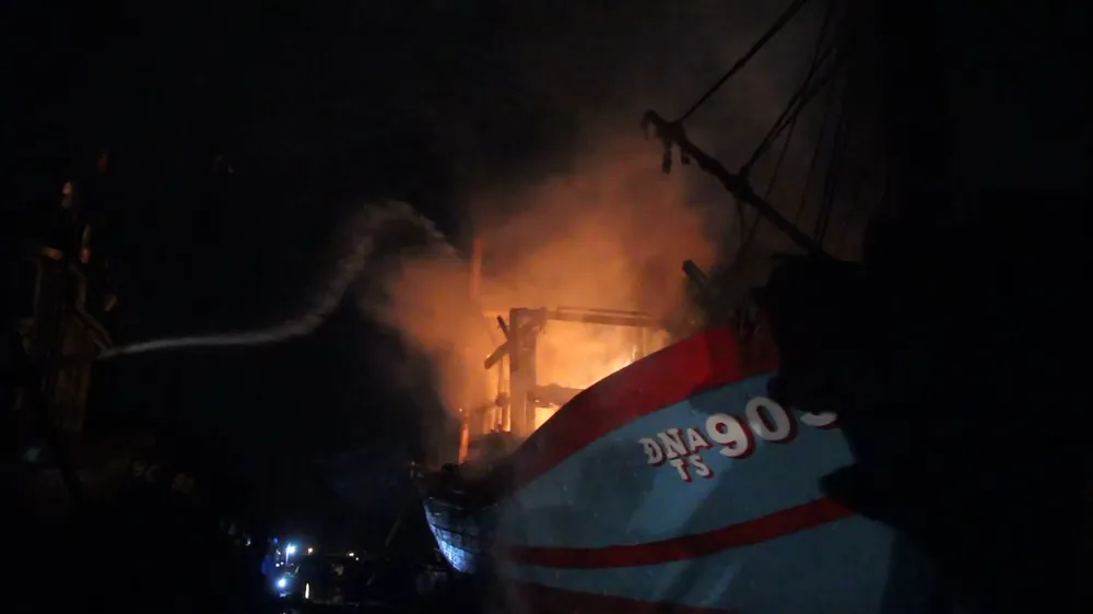 Tàu cá bị thiêu rụi     Ảnh: NGUYÊN KHÔI