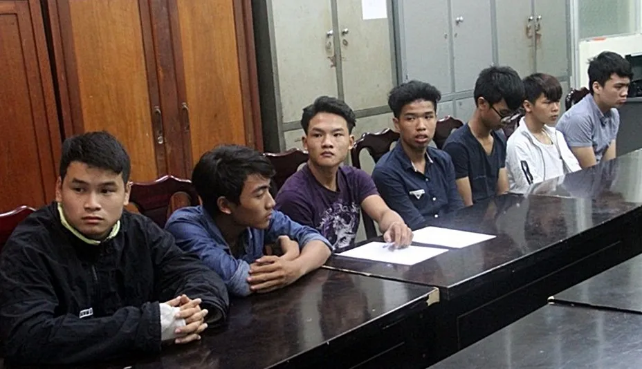 Nhóm 7 đối tượng đập phá ô tô bị Công an quận Hải Châu bắt giữ    Ảnh: NGUYÊN KHÔI