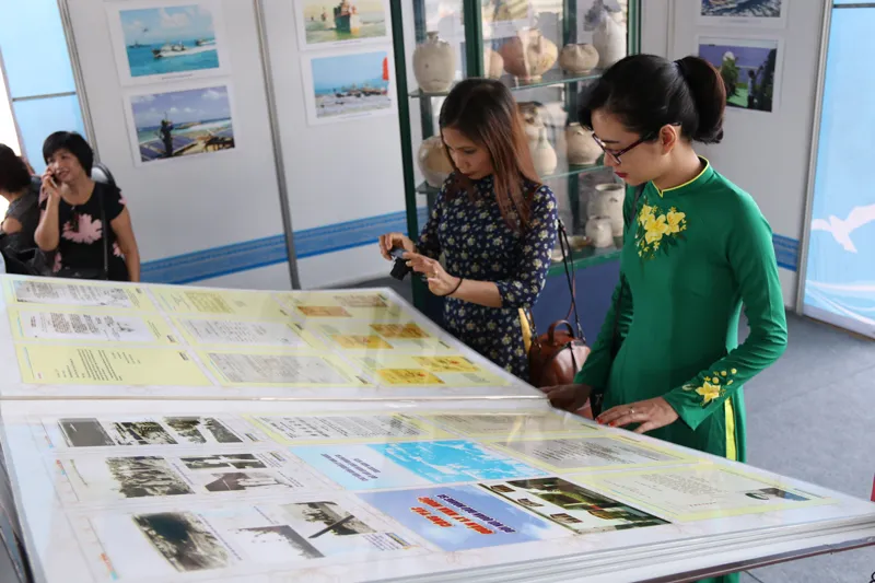 Du khách và người dân thưởng lãm    Ảnh: NGUYÊN KHÔI