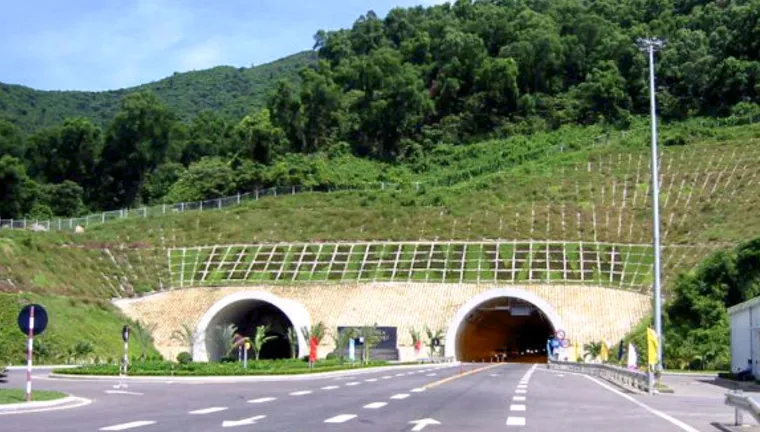 Hầm đường bộ qua đèo Hải vân