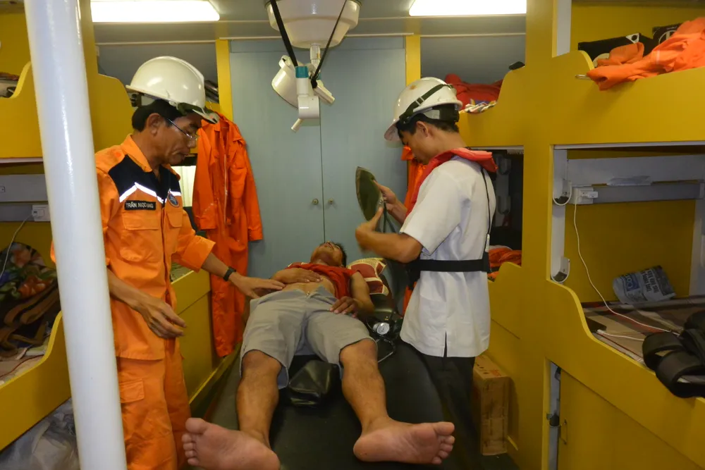 Cứu nạn thành công thuyền trưởng bị đau nặng trên biển ảnh 3