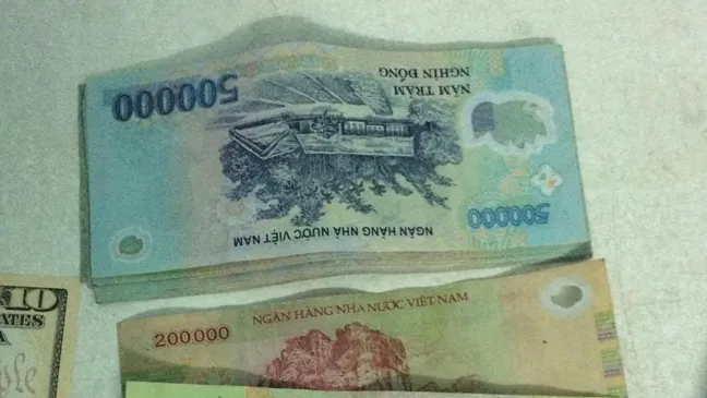 Lái xe taxi nhặt được số tiền lớn mang giao nộp cho công an ảnh 2