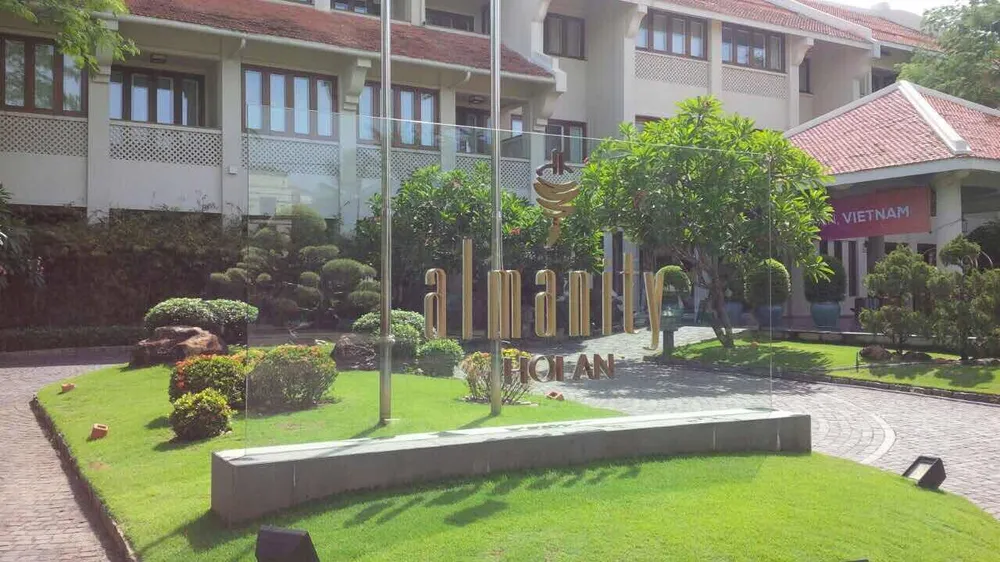 Bảng tên khách sạn Almanity đặt trong khuôn viên được Đội Kiểm tra Văn hoá Hội An xác định là vi phạm Luật Quảng cáo