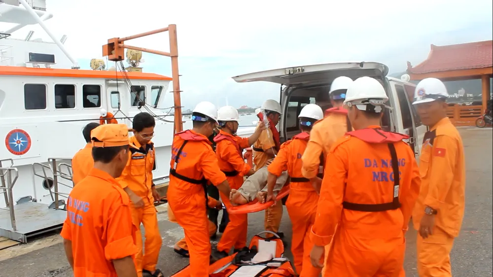 Ngư dân Hoàng Dương được tàu SAR 412 cứu nạn thành công, đưa về Đà Nẵng cấp cứu kịp thời 