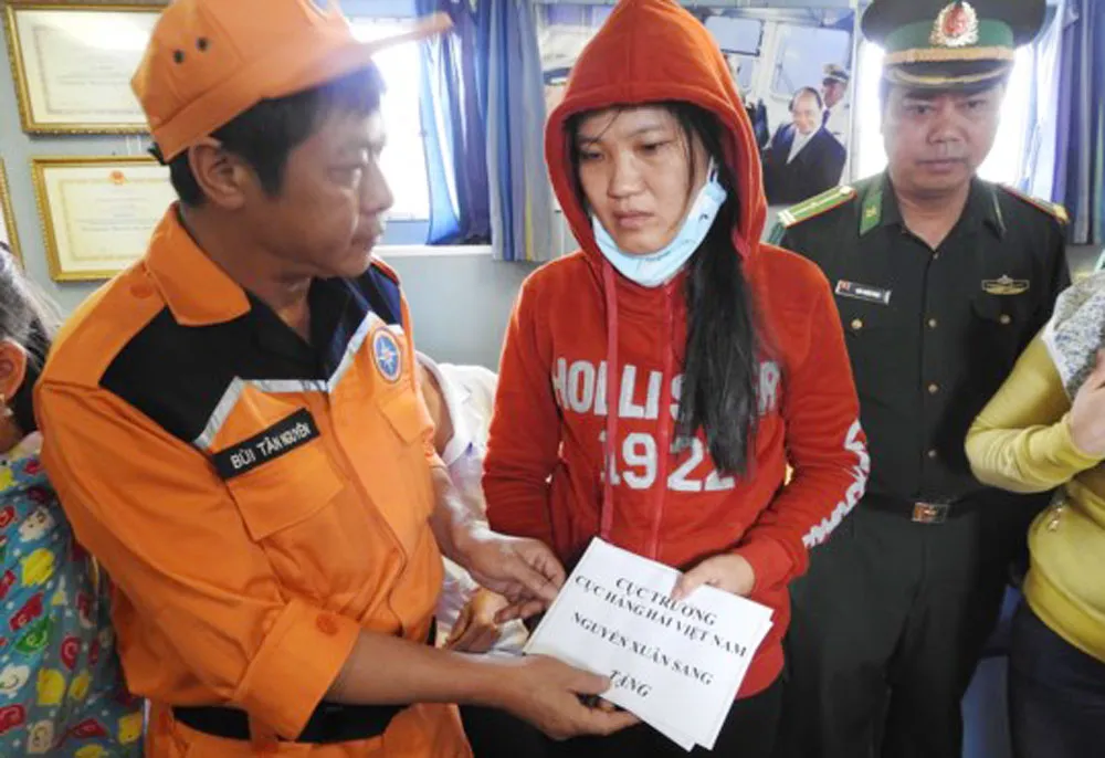 Tàu SAR 412 cứu nạn thành công 2 ngư dân gặp nạn ở Hoàng Sa  ảnh 3