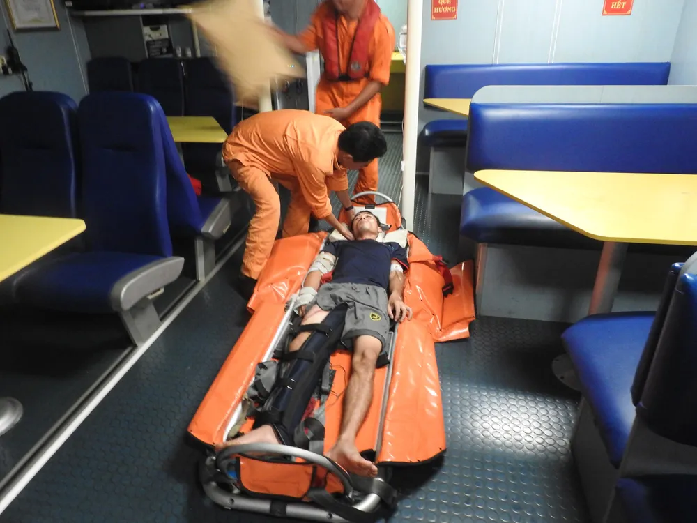 Ngư dân nguy kịch vì ngã vào tời cuốn lưới  ảnh 1