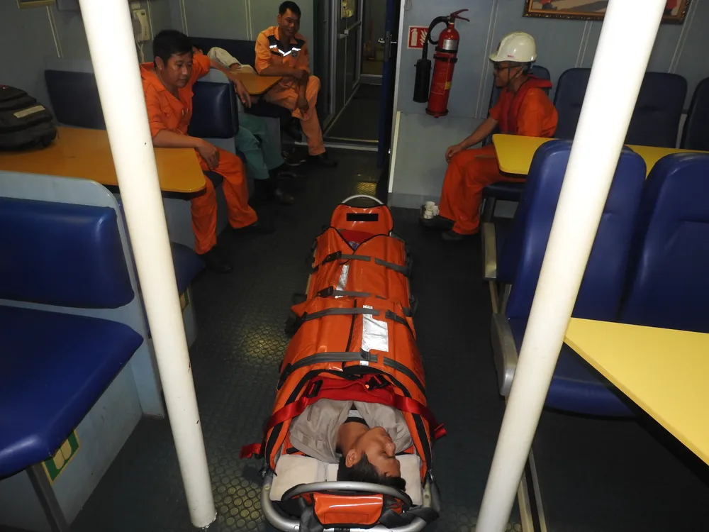 VIDEO: Vượt gió bão biển Đông cấp 12 cứu ngư dân gặp nạn  ảnh 3