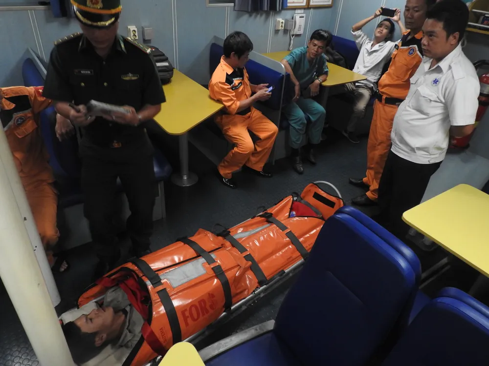 VIDEO: Vượt gió bão biển Đông cấp 12 cứu ngư dân gặp nạn  ảnh 4