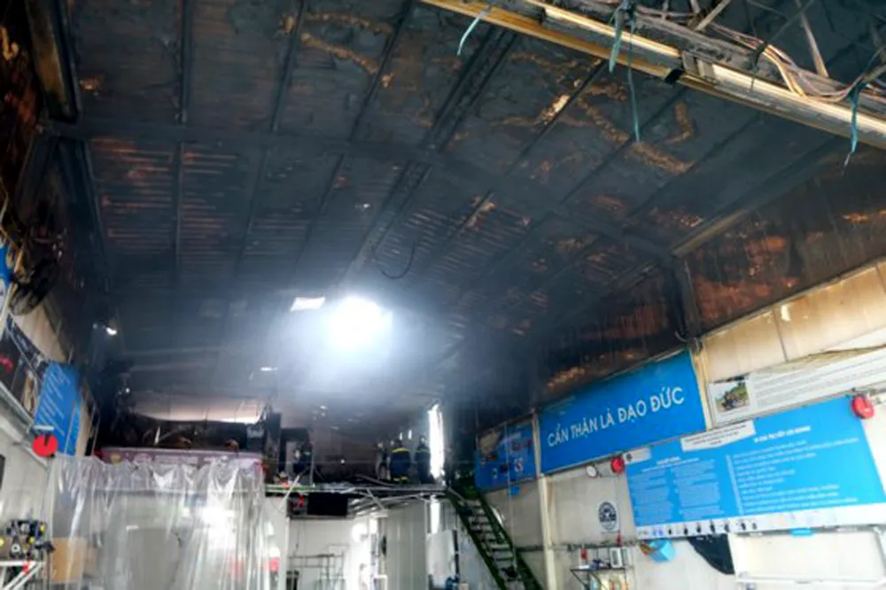 Cháy gara ô tô, nhiều tài sản có giá trị bị thiêu rụi ảnh 3