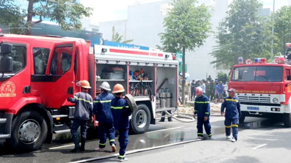 Cháy gara ô tô, nhiều tài sản có giá trị bị thiêu rụi ảnh 1