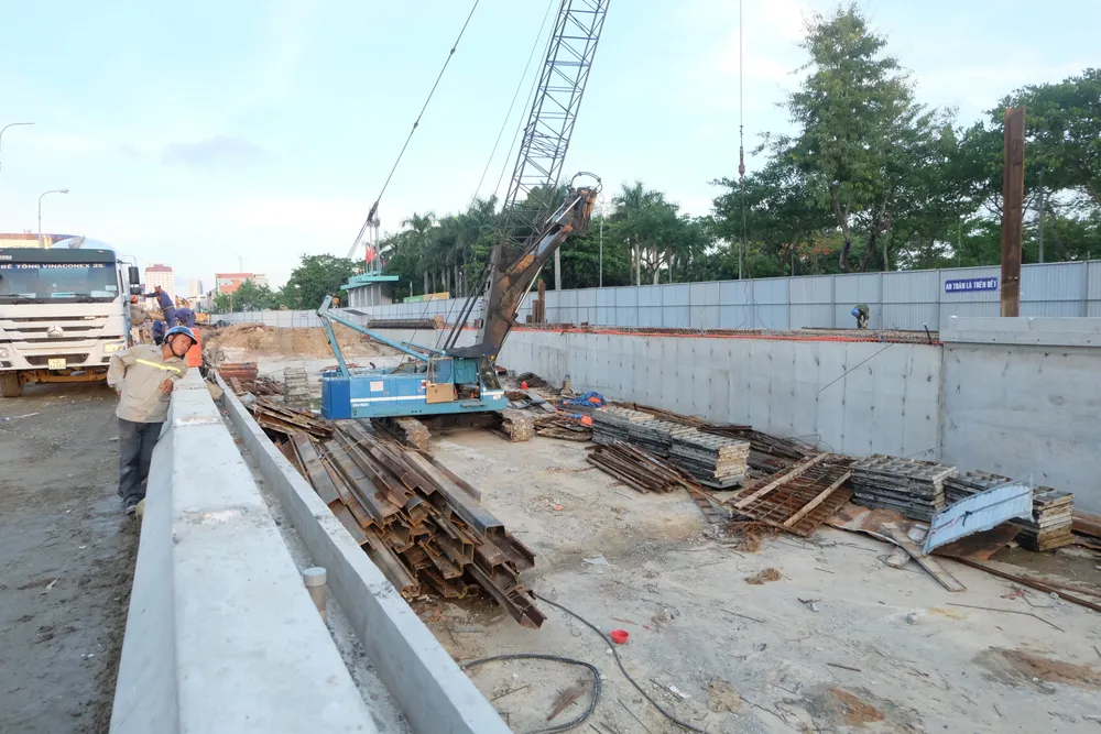 Công trình hầm chui Điện Biên Phủ - Nguyễn Tri Phương còn ngổn ngang, nguy cơ ảnh hưởng đến công tác chuẩn bị APEC. Ảnh: NGUYÊN KHÔI