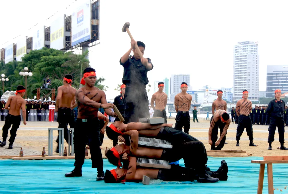 Xem lực lượng bảo vệ APEC diễn tập chống khủng bố, giải cứu con tin  ảnh 16