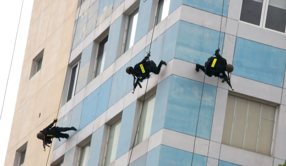 Xem lực lượng bảo vệ APEC diễn tập chống khủng bố, giải cứu con tin  ảnh 18