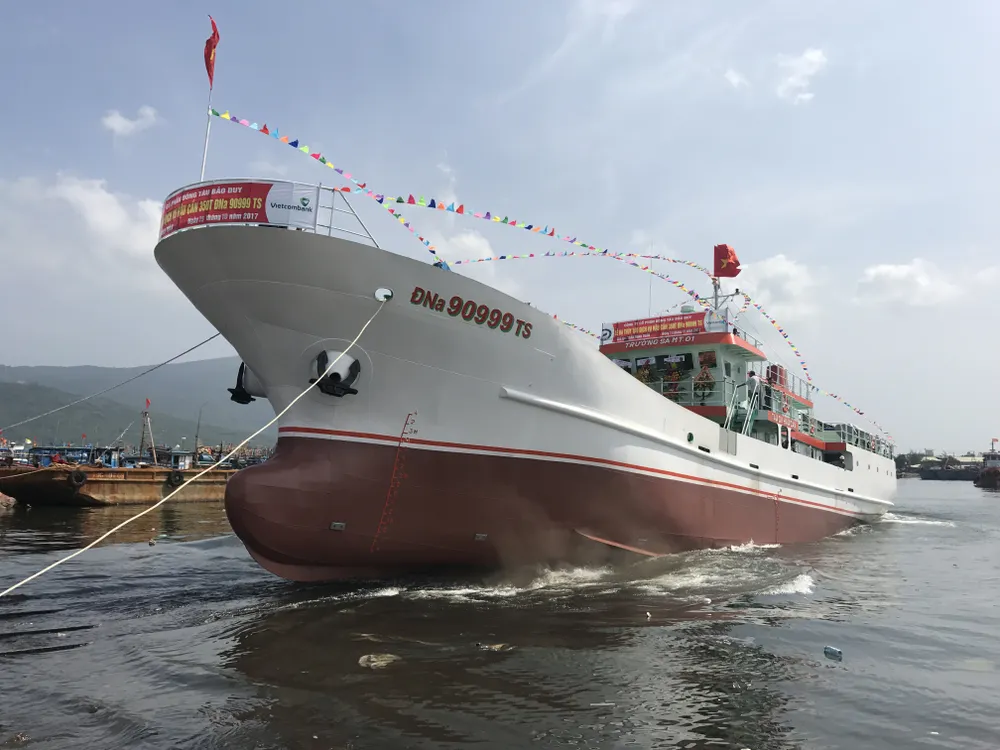 Hạ thủy tàu dịch vụ hậu về nghề cá Trường Sa MT.01  ảnh 2