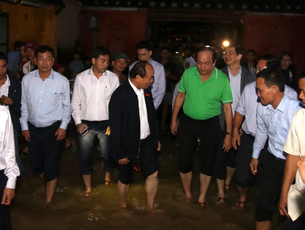  Thủ tướng lội nước thăm người dân phố cổ Hội An ảnh 4