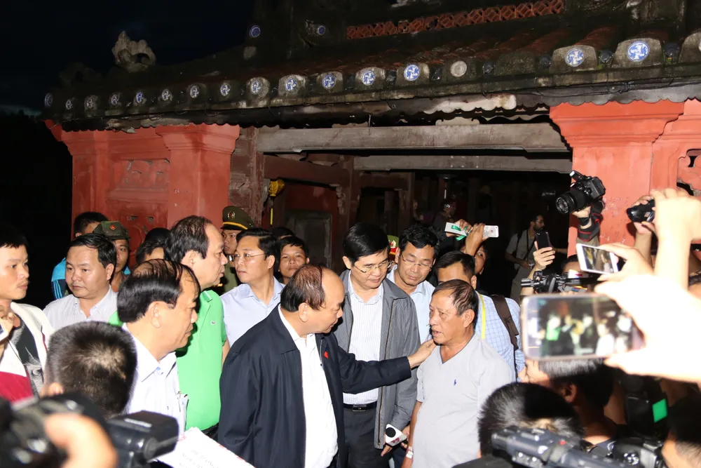  Thủ tướng lội nước thăm người dân phố cổ Hội An ảnh 2