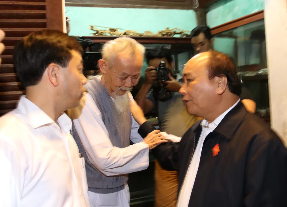  Thủ tướng lội nước thăm người dân phố cổ Hội An ảnh 5