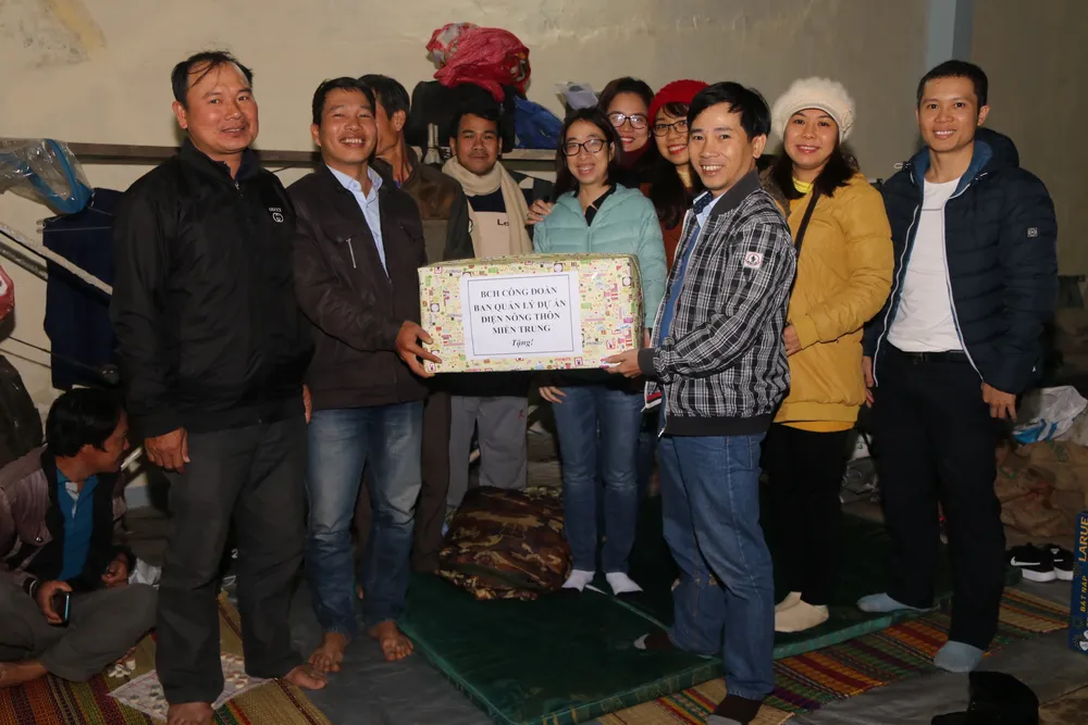Tặng gần 200 phần quà cho học sinh tiểu học vùng sạt lở núi Nam Trà My  ảnh 4