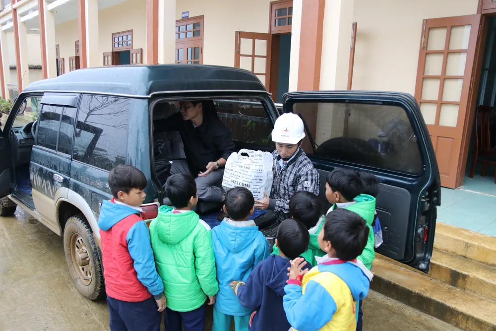 Tặng gần 200 phần quà cho học sinh tiểu học vùng sạt lở núi Nam Trà My  ảnh 2