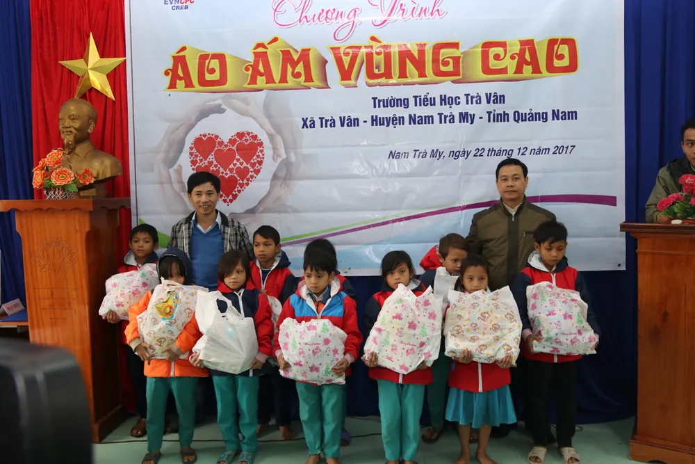Tặng gần 200 phần quà cho học sinh tiểu học vùng sạt lở núi Nam Trà My  ảnh 1