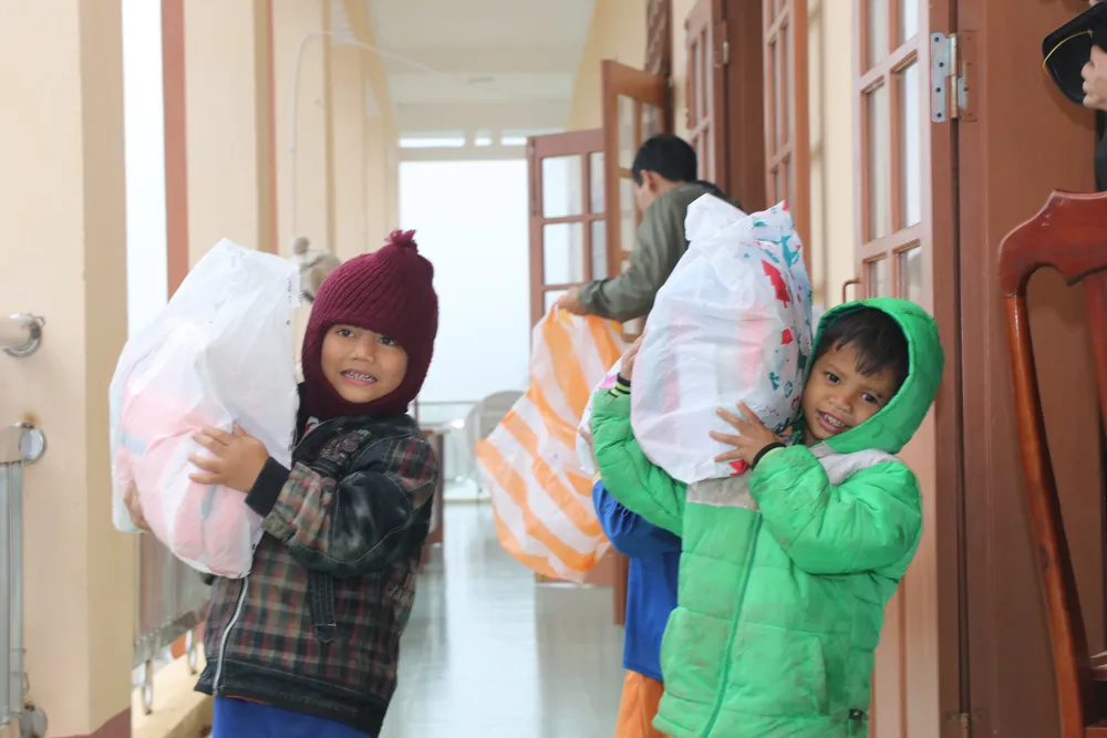 Tặng gần 200 phần quà cho học sinh tiểu học vùng sạt lở núi Nam Trà My  ảnh 3