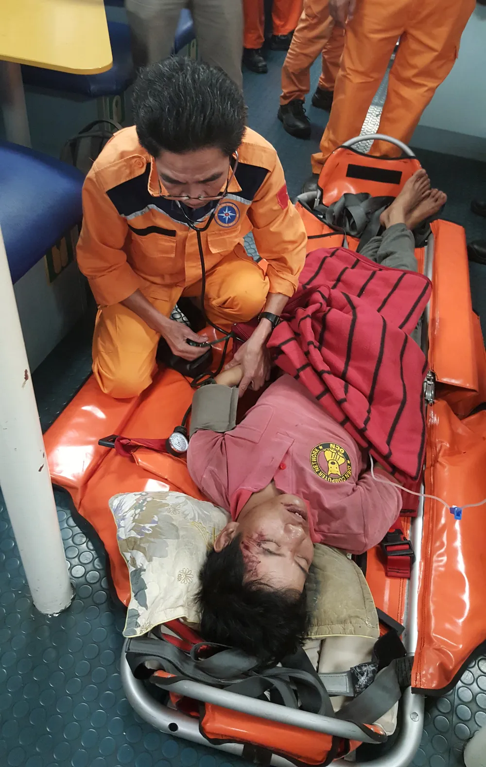 Điều tàu SAR 412 cứu thuyền viên nguy kịch trên đảo Cù Lao Chàm  ảnh 2