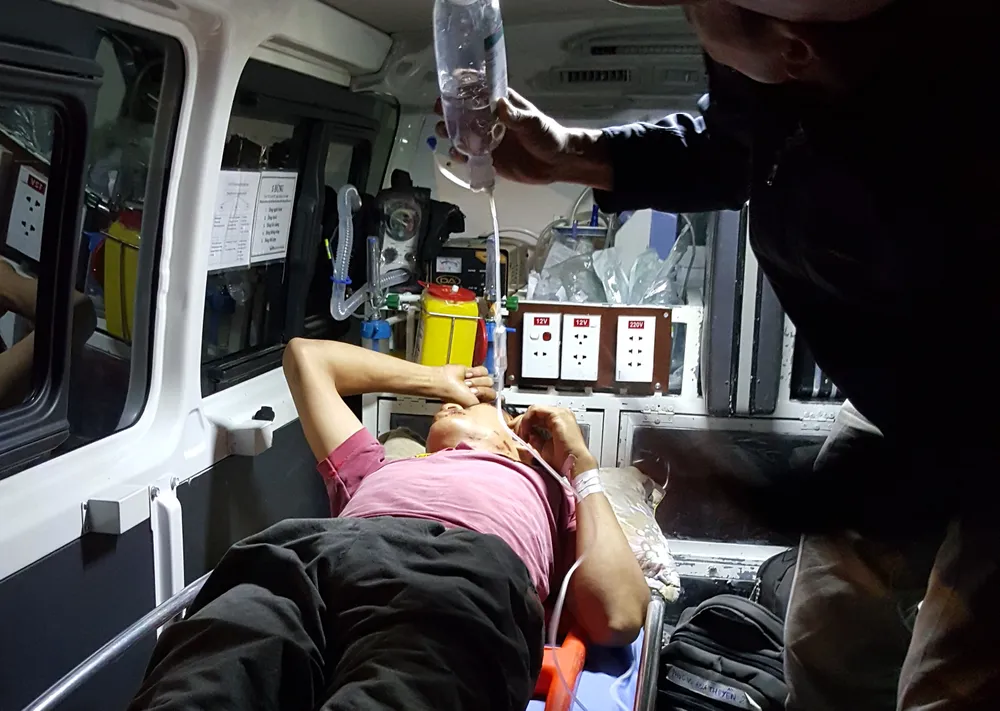 Điều tàu SAR 412 cứu thuyền viên nguy kịch trên đảo Cù Lao Chàm  ảnh 3