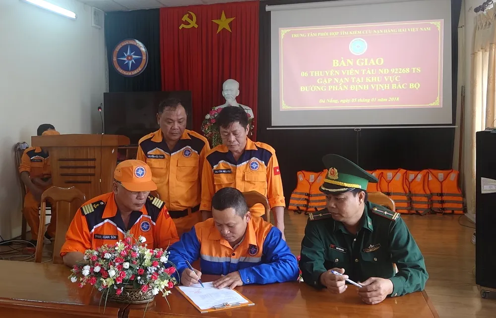 Tàu SAR 412 cứu tàu cá cùng 6 ngư dân gặp nạn trên biển  ảnh 3