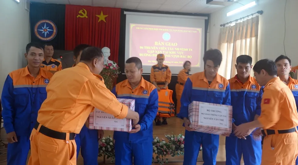 Tàu SAR 412 cứu tàu cá cùng 6 ngư dân gặp nạn trên biển  ảnh 4