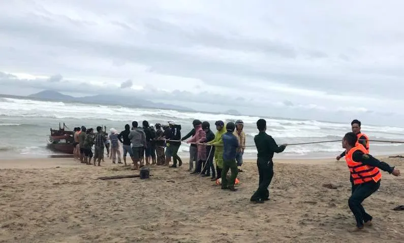 Quảng Nam cứu 2 tàu cá Đà Nẵng trôi dạt trên biển  ảnh 1