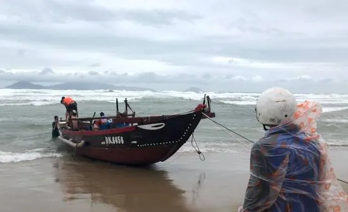 Quảng Nam cứu 2 tàu cá Đà Nẵng trôi dạt trên biển  ảnh 2