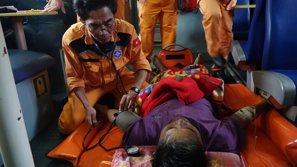 Kịp thời cứu ngư dân gặp nguy kịch ở Hoàng Sa  ảnh 2