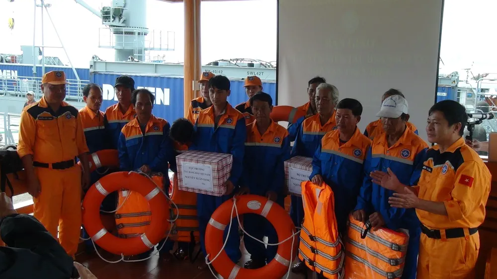 Vượt sóng cứu 11 ngư dân cùng tàu cá gặp nạn trên biển trong đêm  ảnh 4