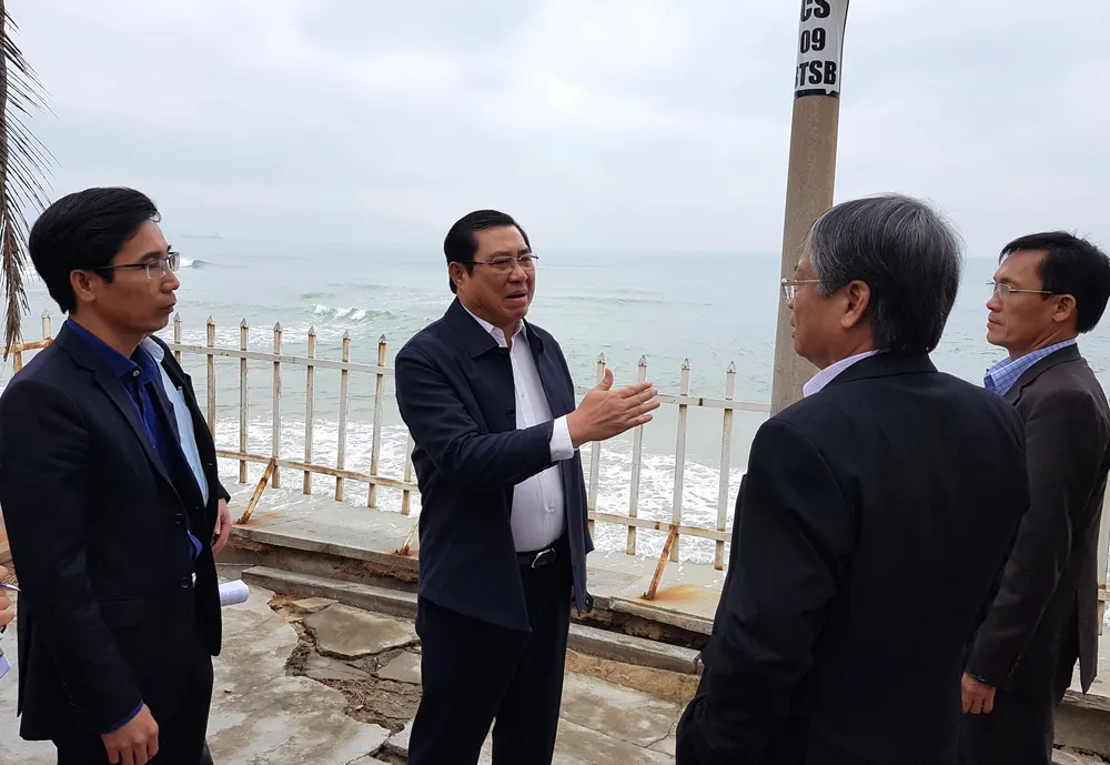 Biển Mỹ Khê bị xâm thực, lãnh đạo Đà Nẵng đi kiểm tra “khẩn”  ảnh 4
