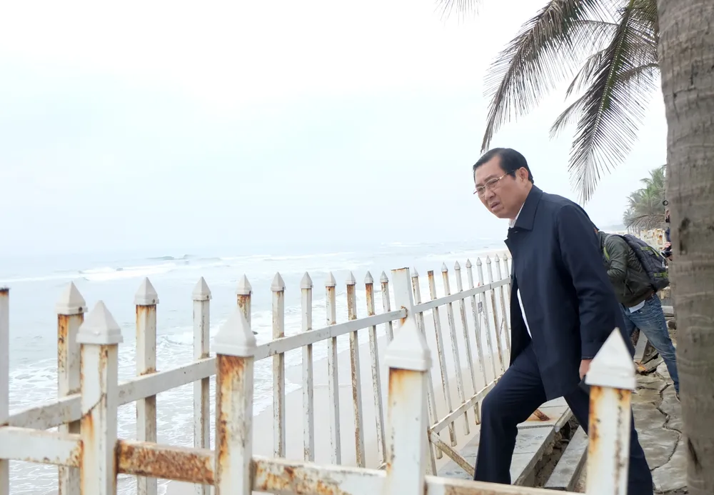 Biển Mỹ Khê bị xâm thực, lãnh đạo Đà Nẵng đi kiểm tra “khẩn”  ảnh 1