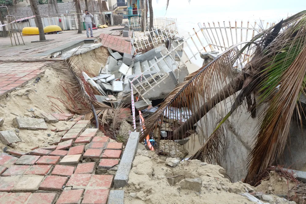 Biển Mỹ Khê bị xâm thực, lãnh đạo Đà Nẵng đi kiểm tra “khẩn”  ảnh 2