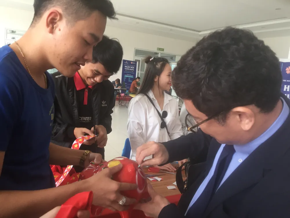 Cổ vũ bóng đá, gây quỹ hỗ trợ vé xe cho sinh viên nghèo về quê ăn tết  ảnh 2