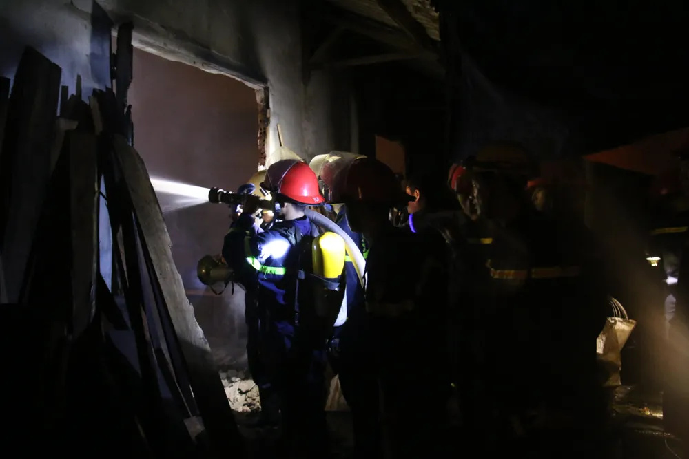 Xưởng gỗ bốc cháy dữ dội trong đêm ảnh 2