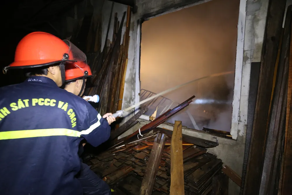 Xưởng gỗ bốc cháy dữ dội trong đêm ảnh 3