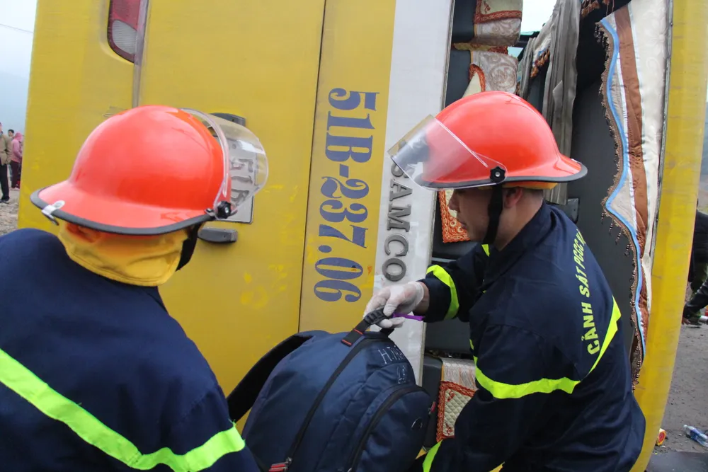 Lật xe chở công nhân về quê ăn Tết, 2 người chết, 15 người bị thương ảnh 3