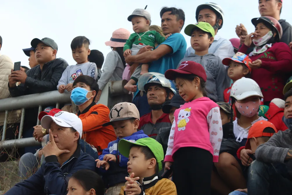 Xem đua thuyền đầu xuân trên sông Cu Đê  ảnh 4