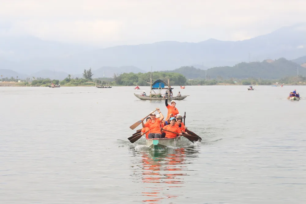 Xem đua thuyền đầu xuân trên sông Cu Đê  ảnh 3
