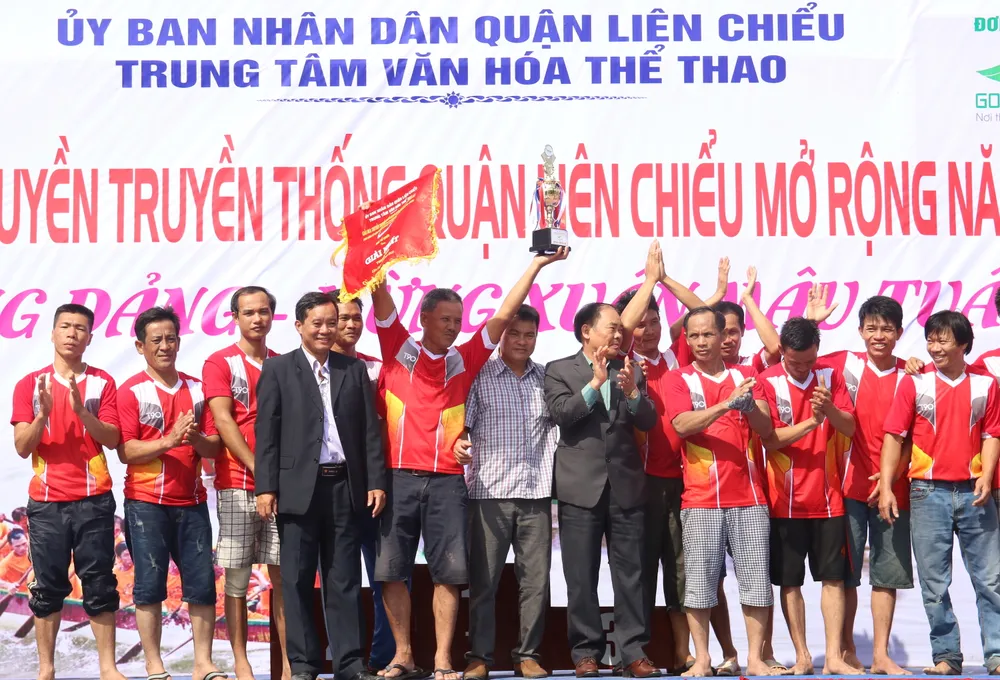 Xem đua thuyền đầu xuân trên sông Cu Đê  ảnh 5