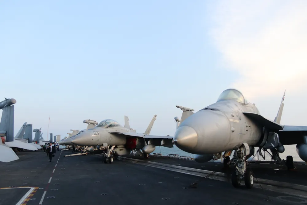 Tận mắt chiêm ngưỡng tàu sân bay USS Carl Vinson tại Đà Nẵng ảnh 8
