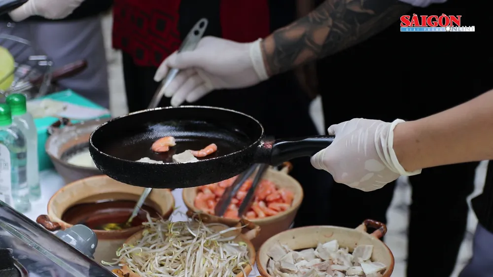 Hải quân Mỹ tập làm món ăn Việt Nam ảnh 11