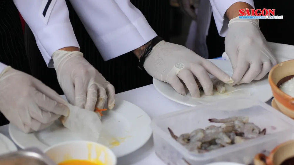 Hải quân Mỹ tập làm món ăn Việt Nam ảnh 12