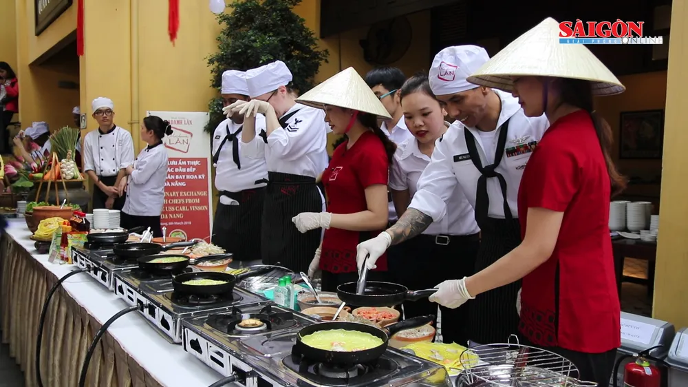 Hải quân Mỹ tập làm món ăn Việt Nam ảnh 2