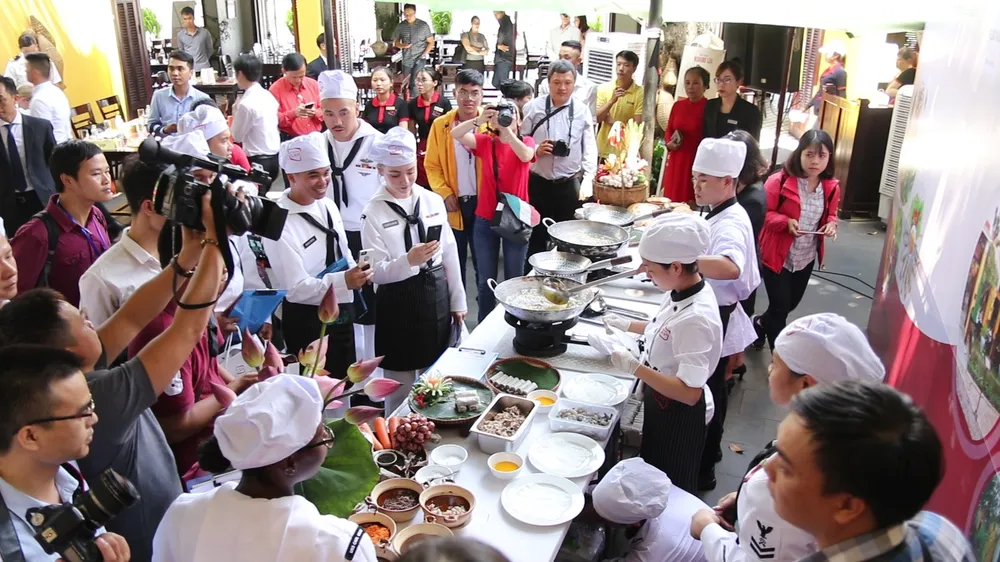 Hải quân Mỹ tập làm món ăn Việt Nam ảnh 13