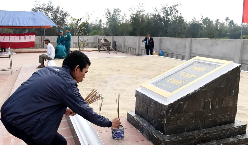 Người Hàn Quốc đến quỳ gối xin lỗi dân làng Hà My ảnh 4